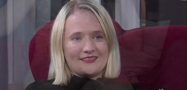 Die schwangere Lena W macht es sich selbst